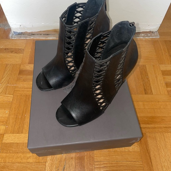 Vince Camuto high heels - Picture 2 of 5